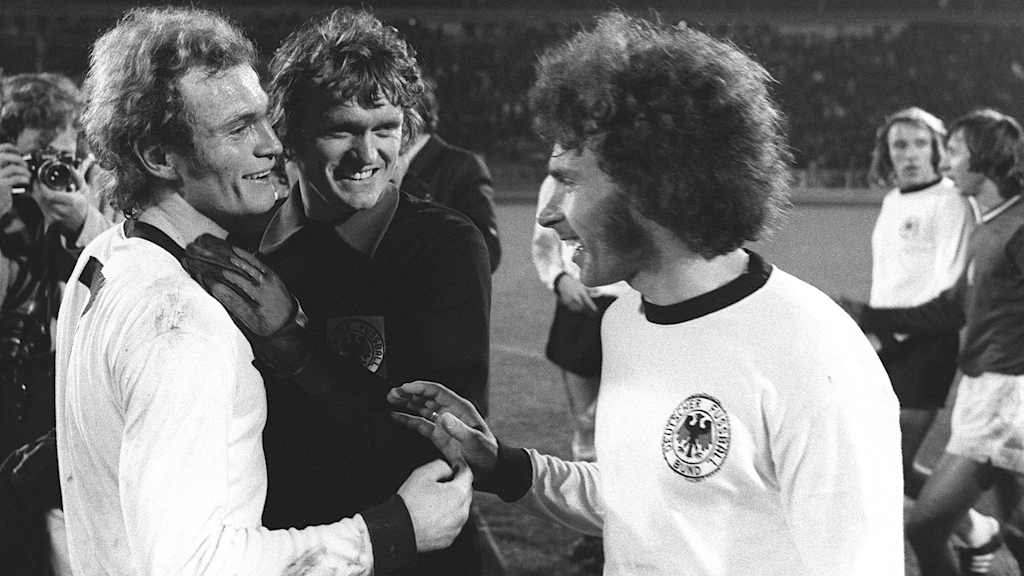 So jubelt der FC Bayern Deutschland: Uli Hoeneß bei der Premiere 1972 mit Sepp Maier und Paul Breitner.