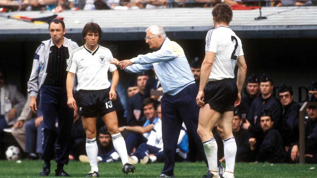 Zeig der Welt, dass Du besser bist als die Holländer! Lothar Matthäus, 1980 noch Gladbacher, beim ersten von 150 Länderspielen mit Bundestrainer Jupp Derwall.