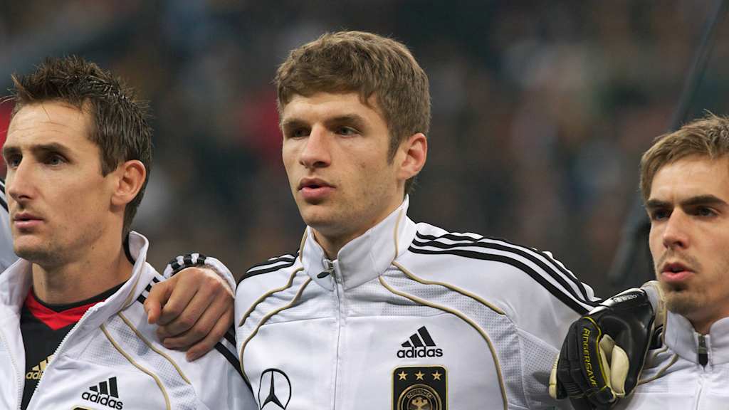 Mit Bayern-Geleitschutz: Der sehr junge Thomas Müller bei seinem Debüt 2010 zwischen Miro Klose und Philipp Lahm.