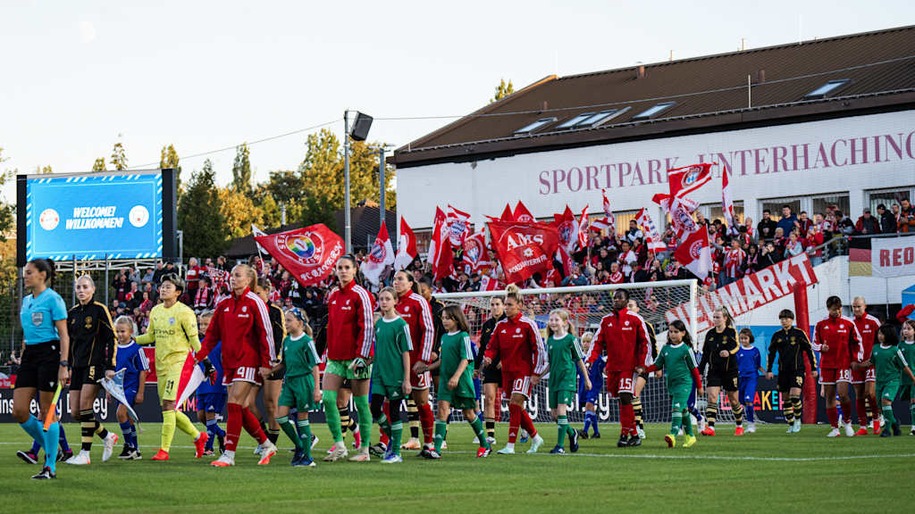 Die FC Bayern Frauen und Manchester City beim Einlaufen in den Sportpark.