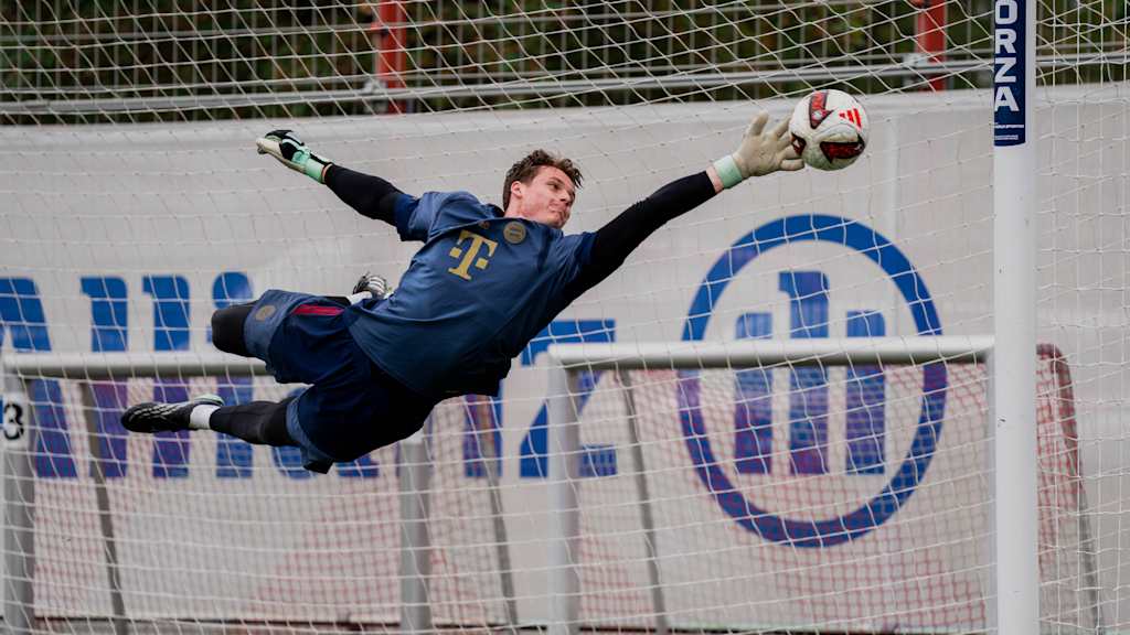 Jonas Urbig im Training an der Säbener Straße, hechtet sich nach einem Ball