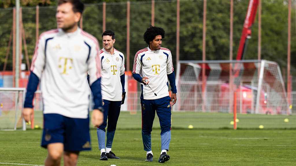 Dante schau im Training nach rechts.