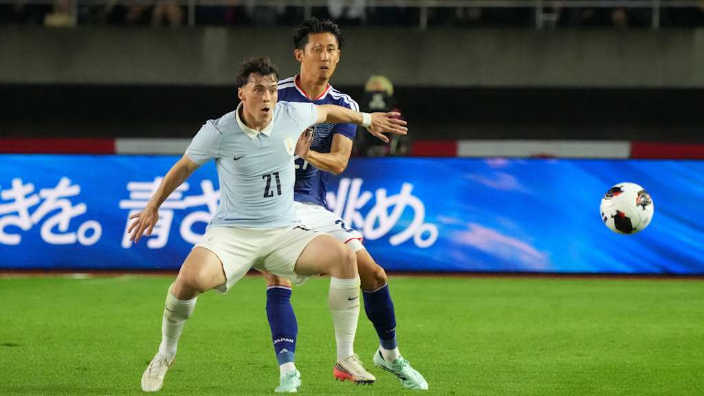 Hiroki Ito attackiert seinen Gegenspieler im Testspiel der Japaner gegen Uruguay