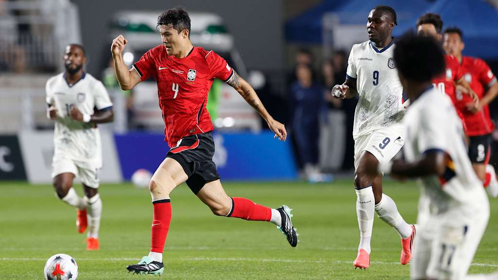 Minjae Kim am Ball im Länderspiel Südkorea gegen Ecuador