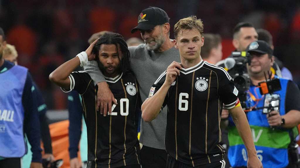 Serge Gnabry, Joshua Kimmich und Bundestrainer Jürgen Klopp nach dem Spiel gegen die Niederlande