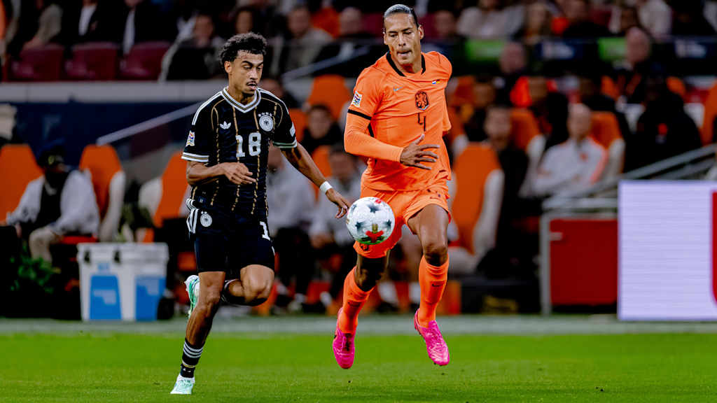 Nathaniel Brown im Zweikampf gegen Virgil van Dijk im Länderspiel gegen Holland