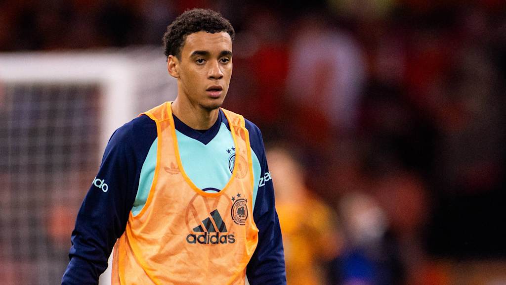 Jamal Musiala durante el calentamiento previo al partido de la selección alemana en los Países Bajos.
