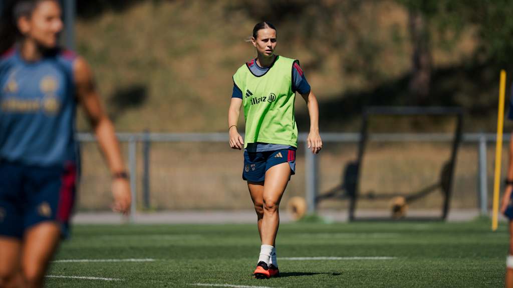 Klara Bühl während einer Einheit der FC Bayern Frauen am FC Bayern Campus.