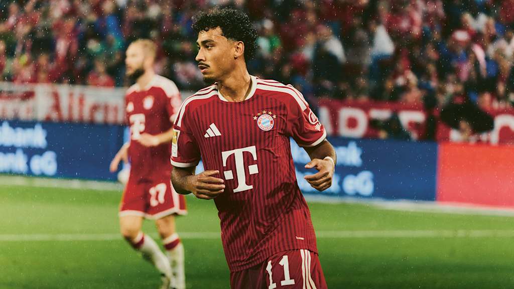 Nathaniel Brown auf dem Rasen der Allianz Arena im Trikot des FC Bayern