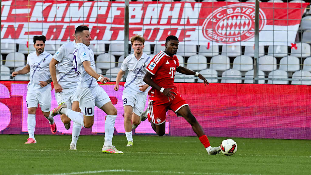 Lambe legt sich den Ball an seinem Gegenspieler vorbei.