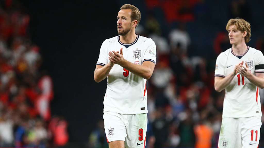 Harry Kane und Anthony Gordon applaudieren nach dem Länderspiel Englands gegen Spanien in Richtung der Fans