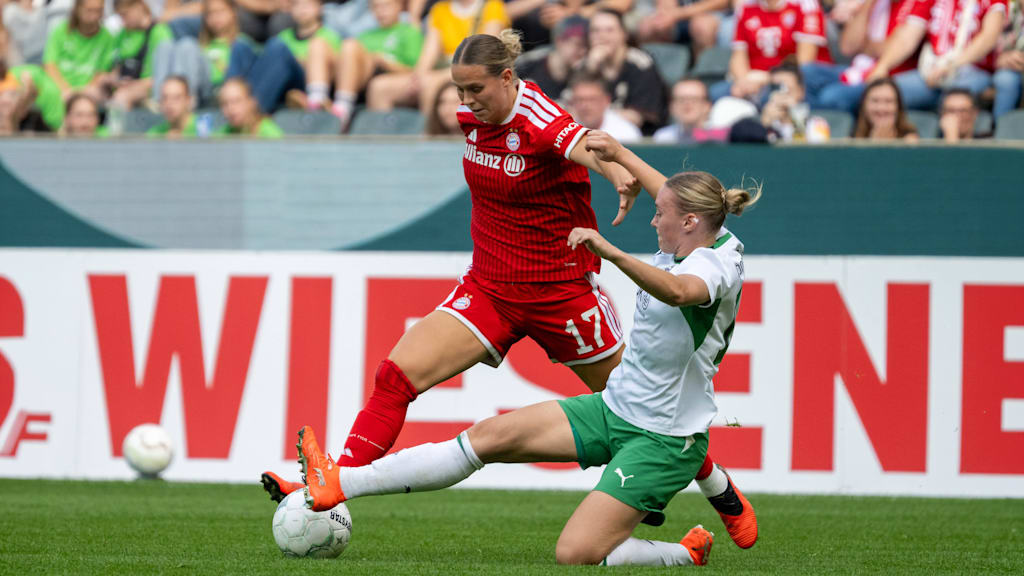 Klara Bühl behauptet den Ball am Fuß trotz gegnerischem Bein.