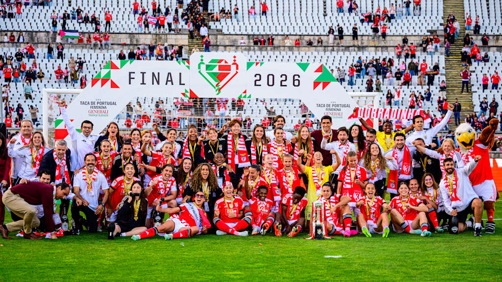 Die Frauen von Benfica Lissabon bejubeln den Sieg im Ligapokal.