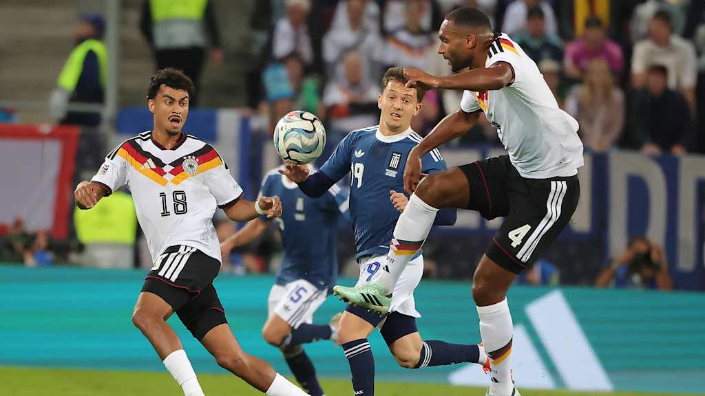 Jonathan Tah und Nathaniel Brown verteidigen gegen Griechenland