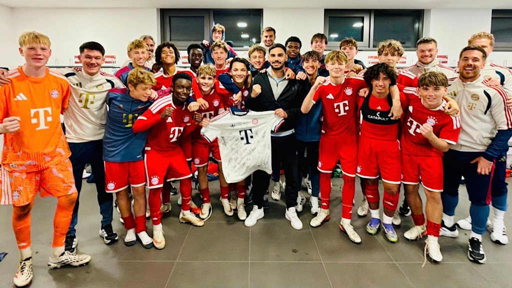 Die Spieler des FC Bayern jubeln nach dem Spiel in der Umkleide.