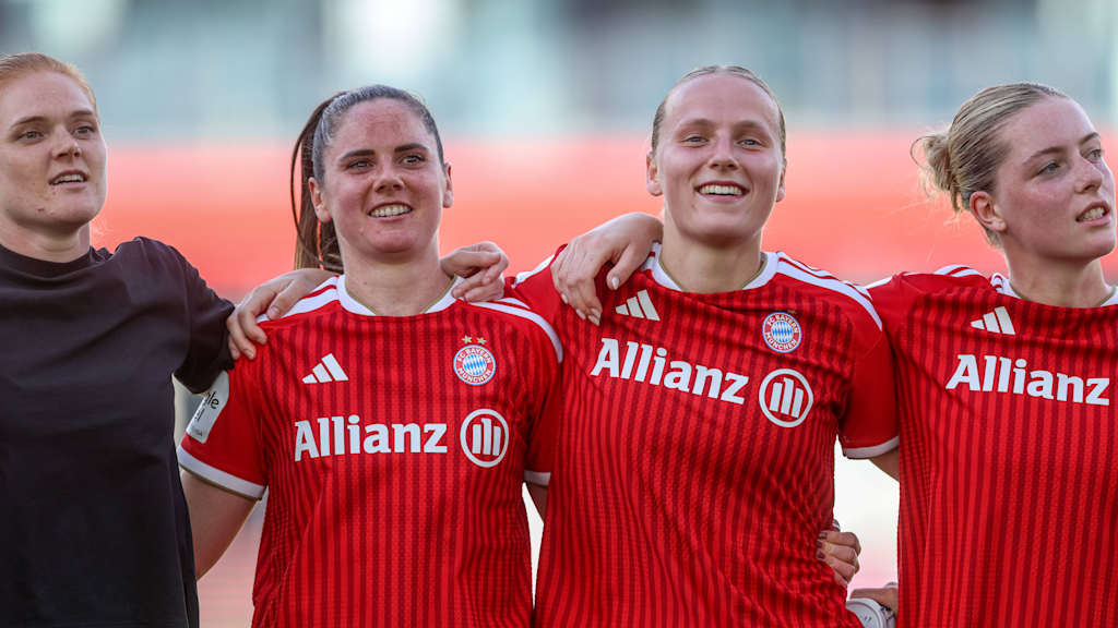 Die FC Bayern Frauen bejubeln einen Heimsieg am Campus.