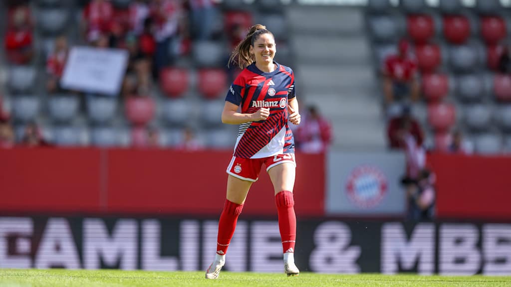 Sarah Zadrazil wärmt sich am FC Bayern Campus auf.