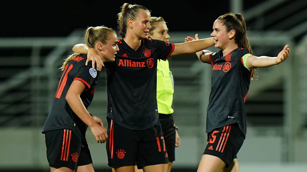 Die FC Bayern Frauen bejubeln den sieg in Lissabon.