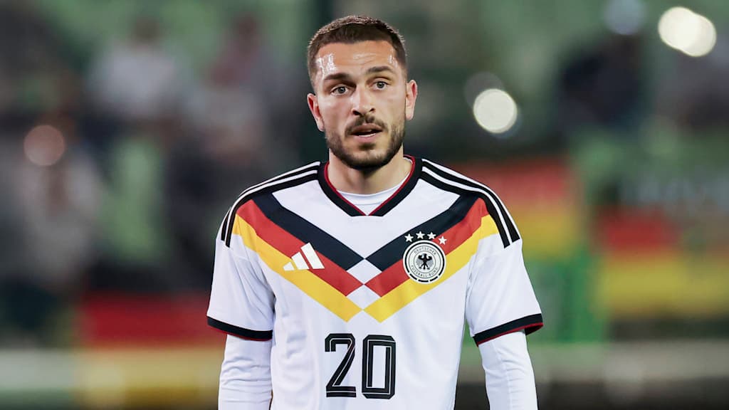 Arijon Ibrahimović schaut im DFB-Trikot in die Kamera.