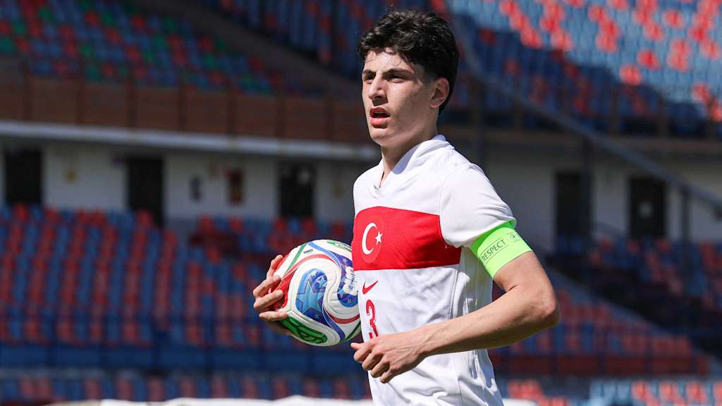 Deniz Ofli im Türkei Trikot mit Ball in der Hand.