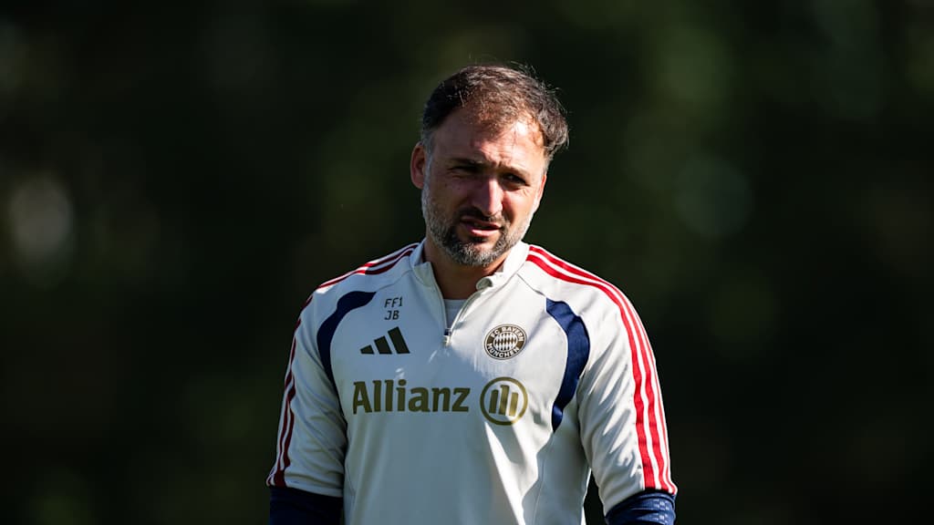 José Barcala während des Abschlusstrainings der FC Bayern Frauen vor Lissabon.