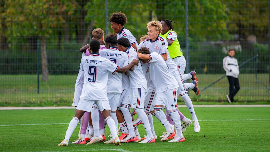 Die U15 des FC Bayern jubelt in einer Spielertraube