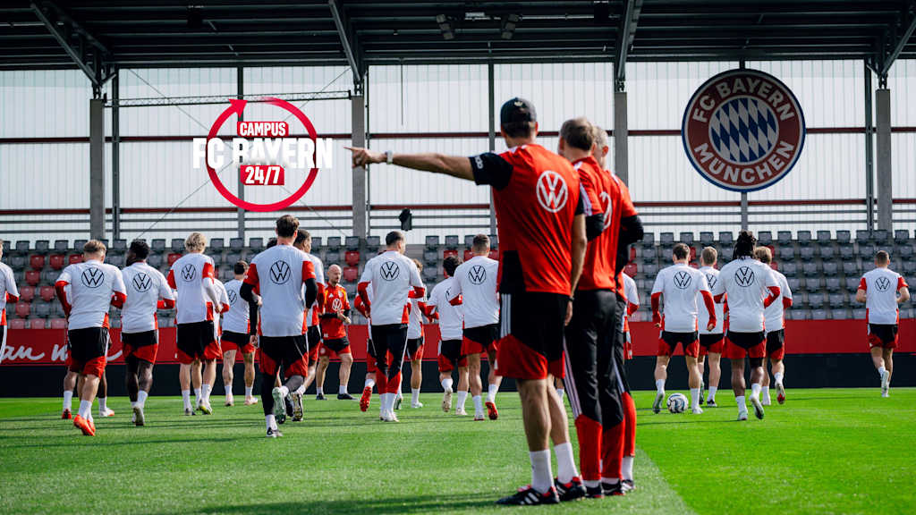 Jürgen Klopp deutet mit dem Finger.
