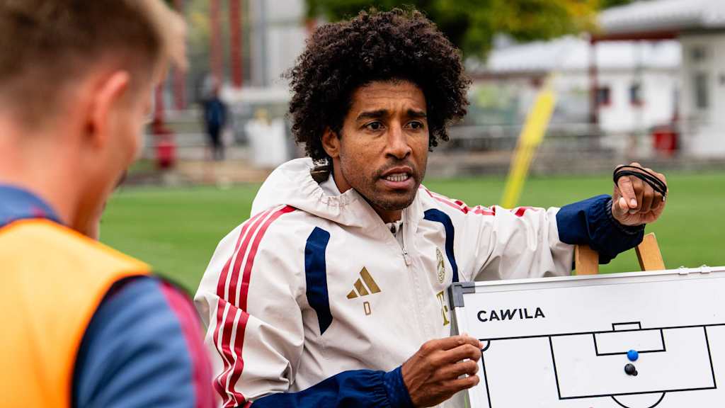 FC Bayern Amateure-Trainer Dante gibt Anweisungen im Training.