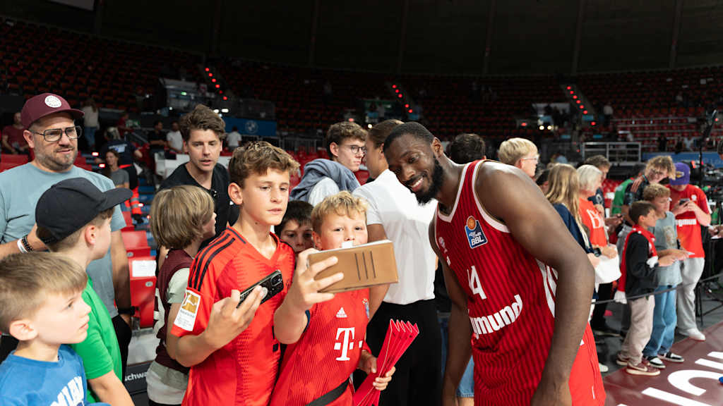 BMW Park, Kamar Baldwin, Kinder, Fans, Selfie
