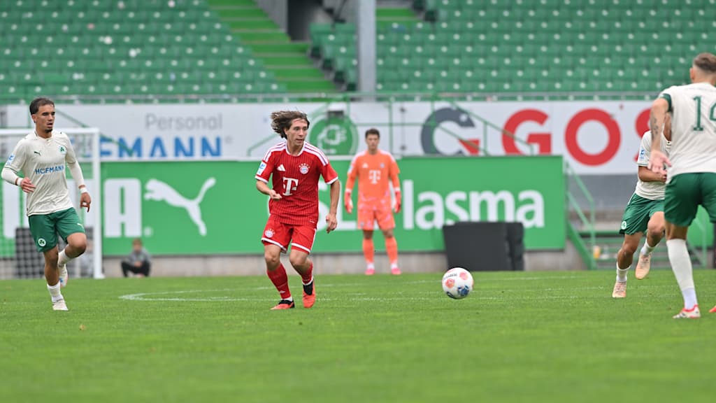 Bogdan Olychenko am Ball im Duell gegen Greuther Fürth II.