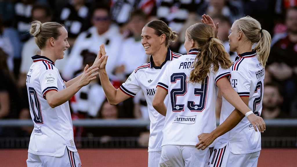 Franziska Kett, Klara Bühl, Sophie Proost und Co. jubeln während des Gastspiels der FC Bayern Frauen in der Frauen-Bundesliga bei Eintracht Frankfurt