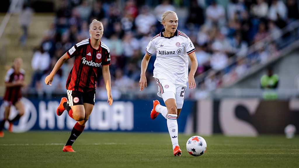 Pernille Harder treibt den Ball durchs Mittelfeld während des Gastspiels der FC Bayern Frauen in der Frauen-Bundesliga bei Eintracht Frankfurt