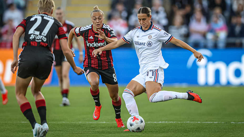 Klara Bühl mit Ball am Fuß während des Gastspiels der FC Bayern Frauen in der Frauen-Bundesliga bei Eintracht Frankfurt