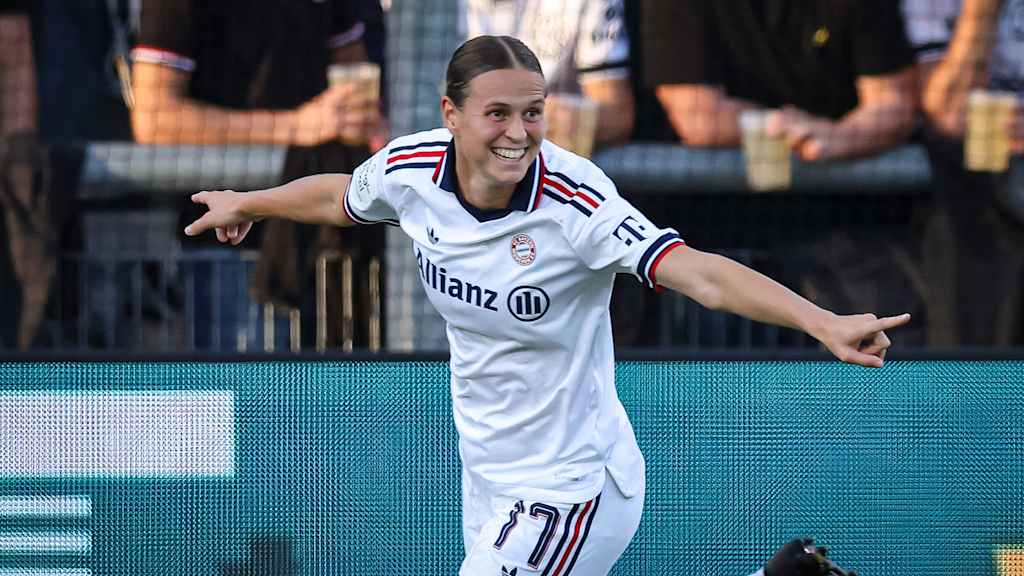 Klara Bühl jubelt mit ausgebreiteten Armen während des Gastspiels der FC Bayern Frauen in der Frauen-Bundesliga bei Eintracht Frankfurt