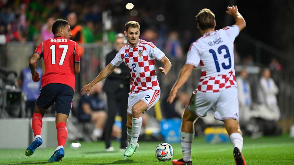 Josip Stanisic am Ball im Länderspiel Kroatien gegen England.