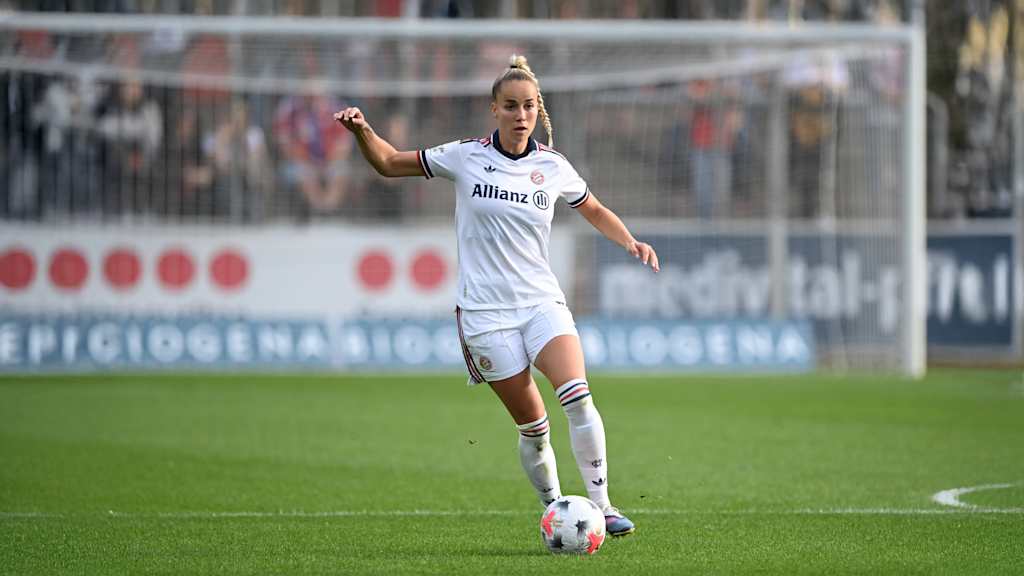Giulia Gwinn mit dem Ball am Fuß während eines Auswärtsspiels der FC Bayern Frauen.