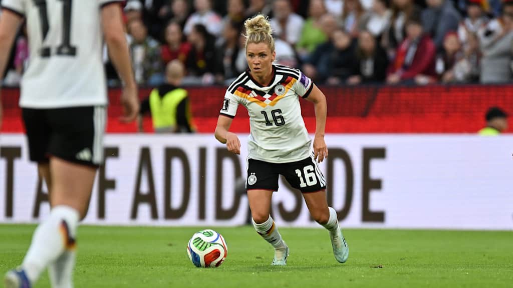 Linda Dallmann dribbelt mit dem Ball bei einem Nationalspiel.