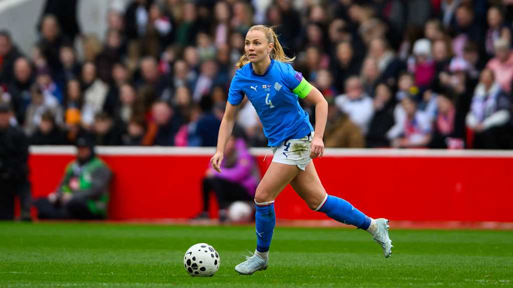 Islands Kapitänin Glódís Viggósdóttir führt den Ball am Fuß.