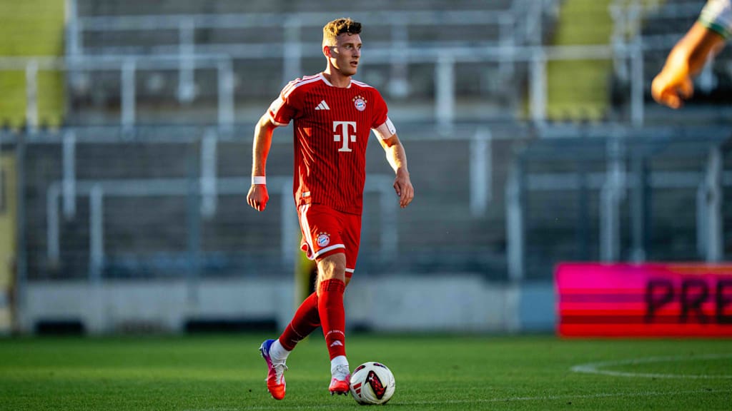 David Heindl führt den Ball am Fuß.