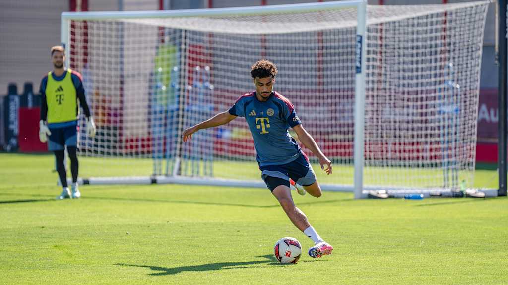 Nathaniel Brown setzt zum Schuss an im Training des FC Bayern