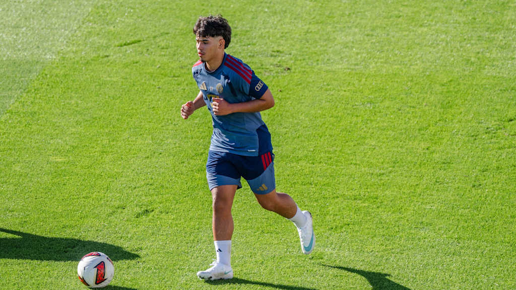 Maycon Douglas Cardozo treibt den Ball vor sich hin im Training.