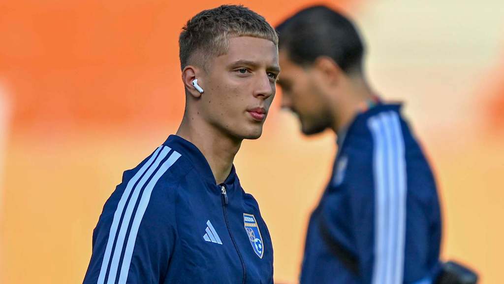 Osmani feiert sein Debut für die kosovarische A-Nationalmannschaft.