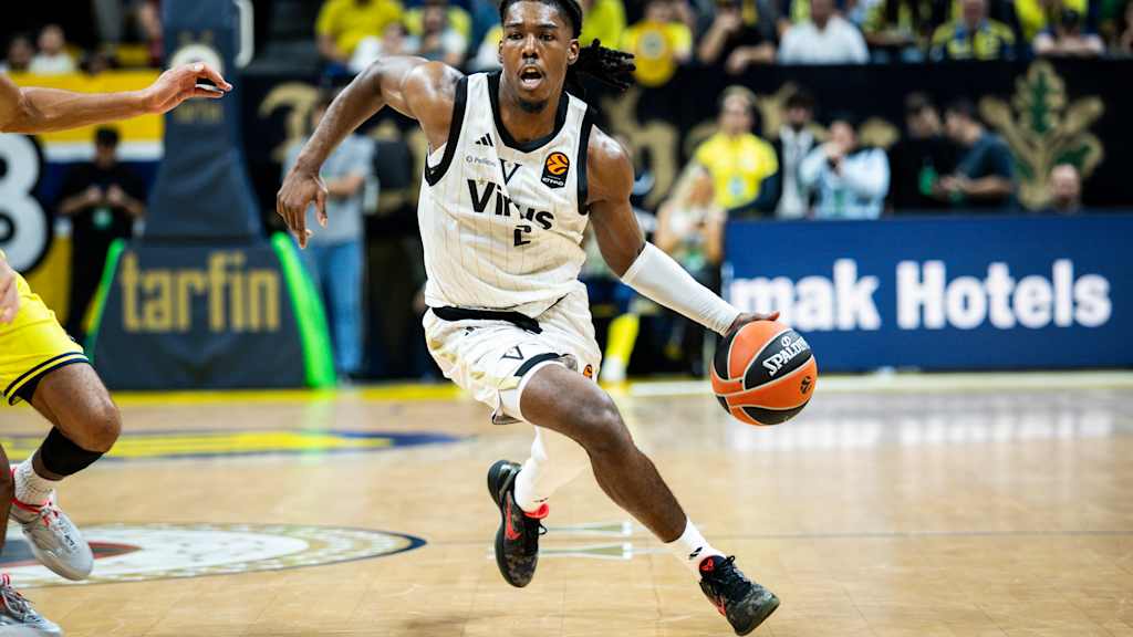 Marcus Carr Dribbling
