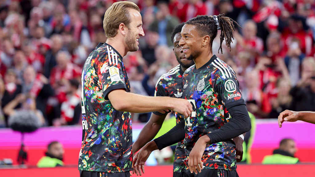 Harry Kane und Michael Olise jubeln gemeinsam nach einem Tor des FC Bayern gegen Union Berlin