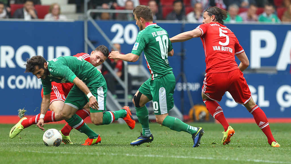 Piere Emil Hojbjerg im Zweikampf mit Halil Altintop im Spiel FC Bayern gegen FC Augsburg