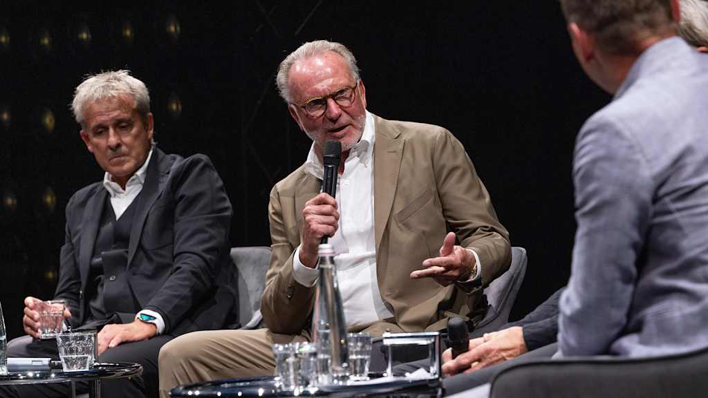 Karl-Heinz Rummenigge sobre el escenario.
