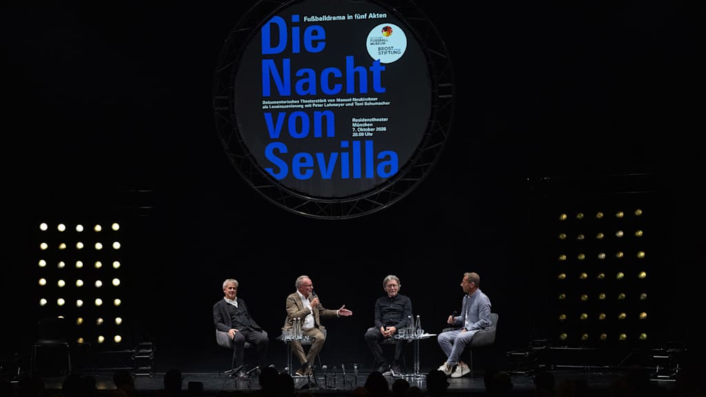 Karl-Heinz Rummenigge auf der Bühne mit Pierre Littbarski und Toni Schumacher.