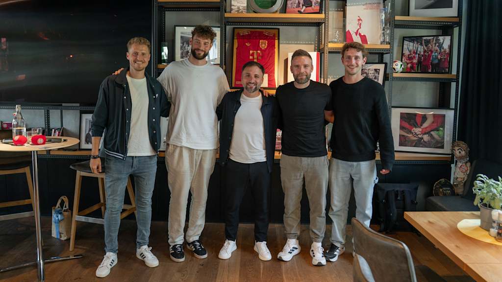 José Barcala mit dem sportpsychologischen Team des FC Bayern Campus.