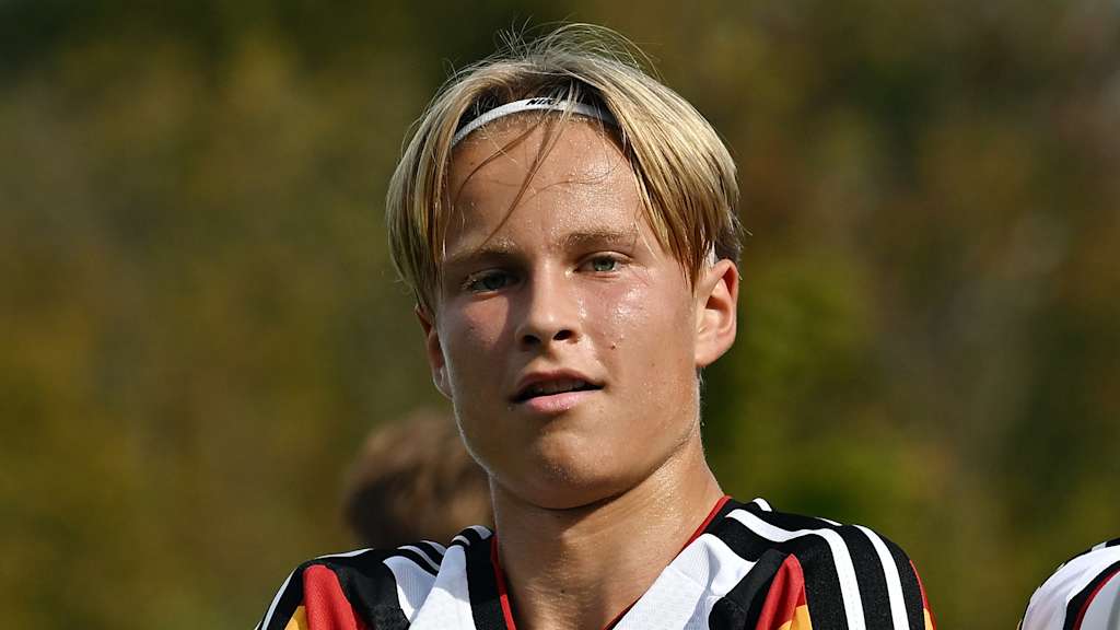 Die Spieler jubeln in die Kamera.
