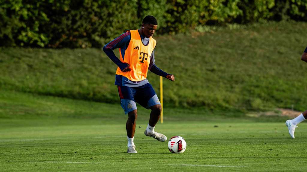 Der Spieler setzt zum Pass an.